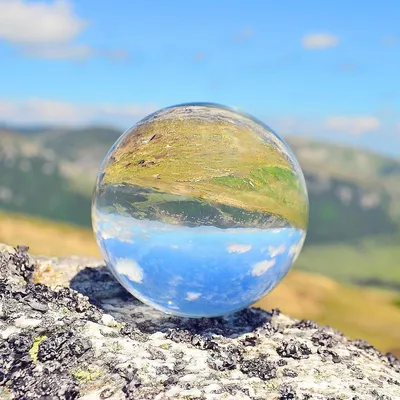 Produktbild von Glaskugel 80 mm Kristallkugel klar Kugelfotografie Kristallkugel mit Ständer Geschenkbox Fotozubehör Lensball Wahrsager Geschenk für Hobbyfotografen.