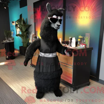 Produktbild von Maskottchenfigur REDBROKOLY eines schwarzen Lamas mit Cocktailkleid und Aktentasche