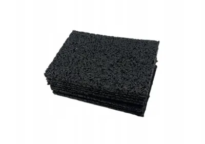 Productafbeelding van 100 stuks rubberen afstandhouders, 100x100x8mm. Terrasplaten, rubberen pads, onderlegplaten voor houten of WPC onderconstructies. Bouwbescherming, trillingsdempend