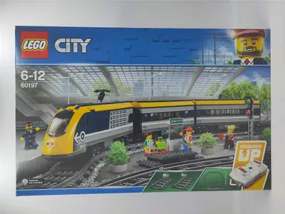 Produktbild von LEGO 60197 City Personenzug mit batteriebetriebenem Motor, ferngesteuertes Set mit Bluetooth-Verbindung, Schienen und Zubehör