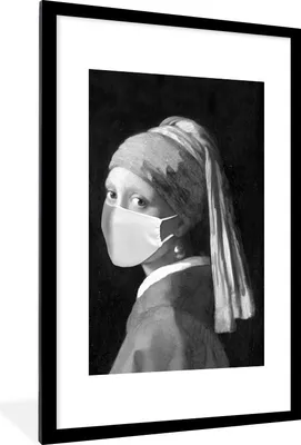 Produktbild von MuchoWow® Gerahmtes Poster Das Mädchen mit dem Perlenohrring mit weißer Mundhaube - Gemälde von Johannes Vermeer - schwarz-weiß 60x90 cm - Poster mit Schwarzem Bilderrahmen Wandposter Rahmen Foto Bilder - Dekoration - Wandposter Wohnzimmer - Hochwertig