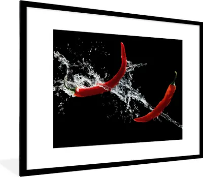 Produktbild von MuchoWow® Gerahmtes Poster Chilischote - Stilleben - Wasser - Schwarz - Rot 80x60 cm - Poster mit Schwarzem Bilderrahmen Wandposter Rahmen Foto Bilder - Schlafzimmer-Dekorationen - Fotoposter