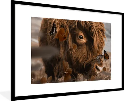 Produktbild von MuchoWow® Gerahmtes Poster Schottische Highlander - Schmetterlinge - Blumen 90x60 cm - Poster mit Schwarzem Bilderrahmen Wandposter Rahmen Foto Bilder - Wanddekoration - Fotos