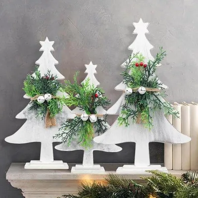 Immagine prodotto di Set decorativo con mini albero di Natale in legno bianco e campanelle