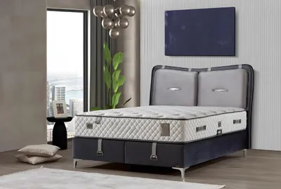 Image de Elégant lit gris avec matelas en bois et textile