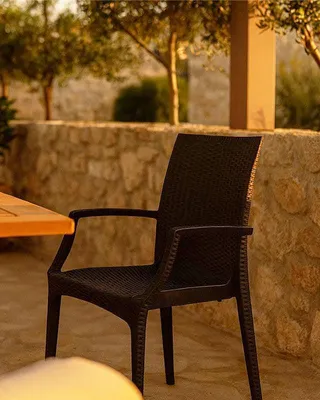 Immagine prodotto di Sedia da esterno effetto rattan con braccioli antracite Grandsoleil Bistrot
