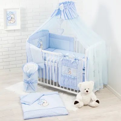 Produktbild von Babybettwäsche Komplettset 18 Teilig ohne Bett für Bettchen in Größe 60x120 aus 100% Baumwolle bestickt mit einem Teddybär mit Herz inkl. Moskitonetz Blau