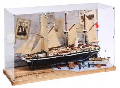 Zdjęcie produktu dla Czarna, drewniana witryna do przechowywania zestawów LEGO® 10335 i 40729 – Endurance i łódź ratunkowa, z nadrukowanym panelem tylnym
