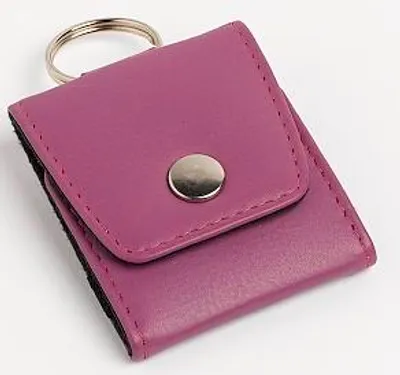 Produktbild von Globuli Schlüsselanhänger Leder für 5 Gläser (1,5g) | Notfall-Etui | OMEO®(ohne Gläser) brombeer