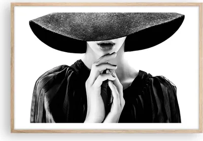Produktbild von Gerahmtes Poster - Rahmen in heller Eiche - Frau Hände Hut - 91,5x61 cm - Wand Bild - Wanddeko - Wandbilder - Kunstposter - Wandposter - Bilderrahmen - Bilder - Kunstdruck - P2NAA91x61-5128