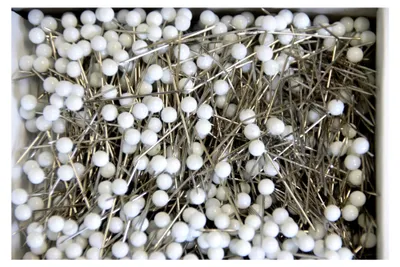 Produktbild von weiße Plastikkopfstecknadeln. Stecknadeln 32 mm Bastelnadel