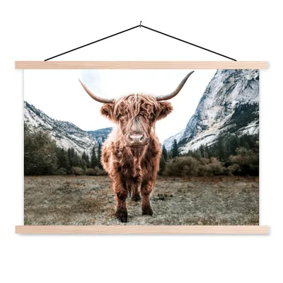 Produktbild von MuchoWow® Textilposter Schottischer Highlander - Berg - Tiere 120x80 cm mit holzfarbenen Rahmen - Aufhängeset