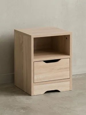 Schlichter Nachttisch in heller Sonoma Eiche von vorne. Das 43 cm niedrige Nachtschränkchen zeigt ein offenes Ablagefach und eine geräumige Schublade für idealen Stauraum direkt am Bett._#sku_SAFWL5.701#