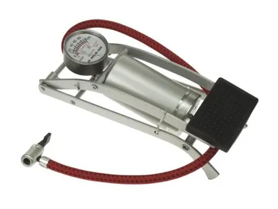 Produktbild von Perel Starke Fußpumpe für Fahrrad, Auto, Bälle, mit Manometer 6,9 bar, inklusive 3 Anschlüssen