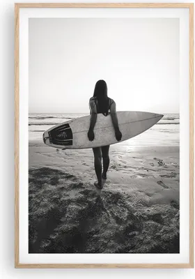 Produktbild von Gerahmtes Poster - Rahmen in heller Eiche - Frau Strand Surfen - 61x91,5 cm - Wand Bild - Wanddeko - Wandbilder - Kunstposter - Wandposter - Bilderrahmen - Bilder - Kunstdruck - P2NPA61x91-5036