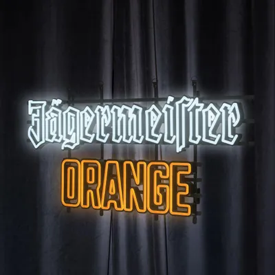 Produktbild von Jägermeister Neon-Leuchtschild mit Orange-Schriftzug – LED Wanddeko 92x45,6-cm – Bar- & Partyleuchte – kultiges Deko-Leuchtschild für Zuhause & Gastro