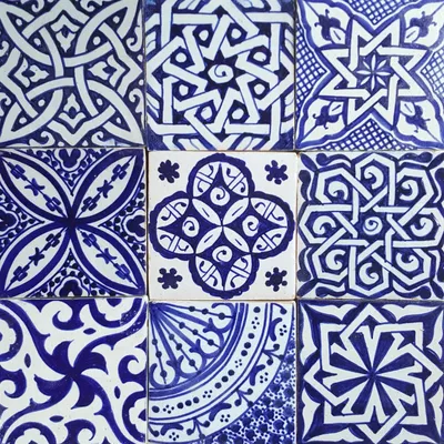 Produktbild von Orientalischer Fliesenmix 10x10 cm in Blau und Weiß, 9er-Packung, handbemalte marokkanische Fliesen aus traditionellem Kunsthandwerk für Küche, Dusche und Badezimmer