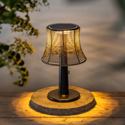 Produktbild von LED Solar Tischlampe mit Lampenschirm aus Rattan