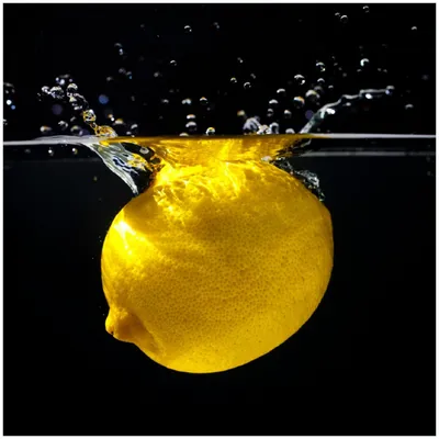 Produktbild von Wallario Premium Glasbild, freischwebende Optik, kräftige Farben, Größe 30 x 30 cm Motiv Zitrone im Wasser - Frisches Obst für die Küche