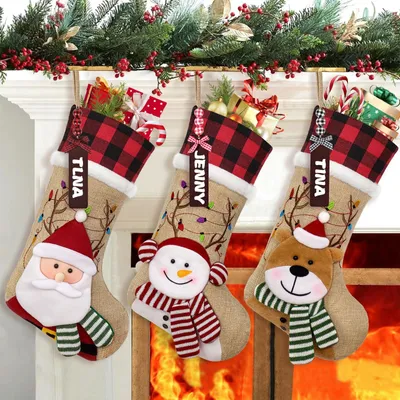 Image de Lot de 3 chaussettes de Noël de 45 cm - Chaussettes de Noël personnalisées - Motifs en 3D : flocons de neige, rennes, bonhommes de neige - Bordures en Fourrure artificielle douce - Parfaites pour la cheminée ou le sapin de Noël - Décoration d'intérieur unique - Décorations de Noël