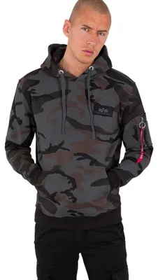 Obrázek produktu pro Mikina Alpha Industries s potiskem na zadní straně, vzor "camo", černá. Určeno pro muže