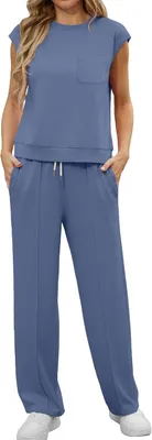 Productafbeelding van Damesset in twee delen: top met korte mouwen en joggingbroek met zakken, haze blauw, maat S