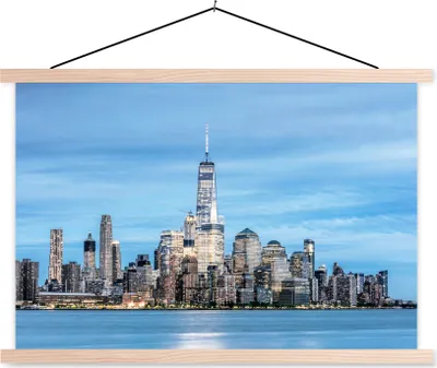 Produktbild von MuchoWow® Textilposter Die Skyline von New York City mit dem One World Trade Center 150x100 cm mit holzfarbenen Rahmen - Posters