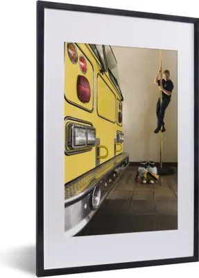Produktbild von MuchoWow® Gerahmtes Poster Feuerwehrmann auf Mast 40x60 cm - Poster mit Schwarzem Bilderrahmen Wandposter Rahmen Foto Bilder - Poster in Rahmen