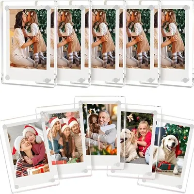 Set aus klaren Acryl-Magnetfotorahmen, einige mit Urlaubsfotos von Familien und Haustieren