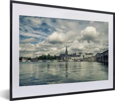 Produktbild von MuchoWow® MuchoWow® Gerahmtes Poster Wasser - Maastricht - Wolken 40x30 cm - Poster mit zchwarzem Bilderrahmen - Bilderrahmen - Poster im Rahmen