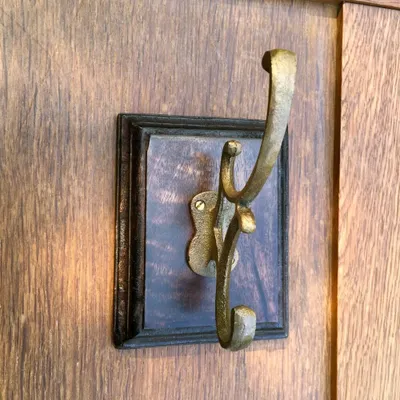 Produktbild von Garderobenhaken auf Antik Brett, Garderobe antik, Kolonialstil Flurgarderobe