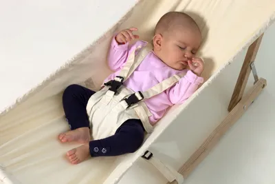 Produktbild von Amazonas Koala Babyhängematte mit Holzgestell, ergonomisch