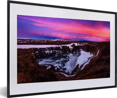 Produktbild von MuchoWow® MuchoWow® Gerahmtes Poster Violette Farben am Himmel über dem Gullfoss-Wasserfall in Island 60x40 cm - Poster mit zchwarzem Bilderrahmen - Schlafzimmer - Plakat in Rahmen - Drucken