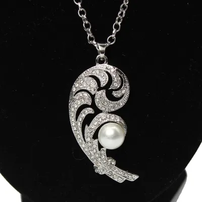 Produktbild von Halskette mit Anhänger mit Strass Steinen und großer Perle
