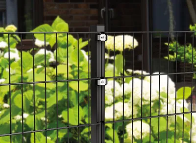 Zdjęcie produktu dla Słupek ogrodzeniowy Alberts 688837 z uchwytem zaciskowym i akcesoriami, czarny, długość 1200 mm, 60 x 40 mm