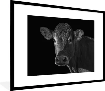 Produktbild von MuchoWow® Gerahmtes Poster Kuh - Tiere - Schwarz - Weiß - Porträt 80x60 cm - Poster mit Schwarzem Bilderrahmen Wandposter Rahmen Foto Bilder - Schlafzimmer-Dekorationen - Fotoposter
