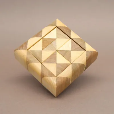 Cuboval komplett zusammengesetzt, diamantenförmiges Quadrat mit geometrischem Mosaik aus hellen und dunklen Holzdreiecken.