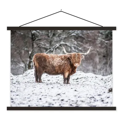 Produktbild von MuchoWow® Textilposter Schottischer Highlander - Baum - Schnee 120x90 cm mit schwarzem Rahmen - Aufhänger für Poster