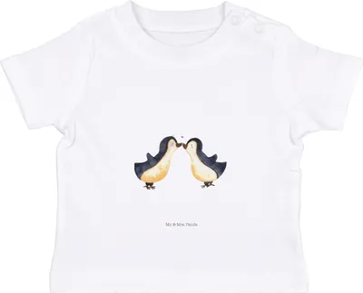 Produktbild von Mr. & Mrs. Panda Organic Baby Shirt Pinguin Liebe 0. - 6. Monat - Weiß - Geschenk, Geschenkidee, Babyshirt, Kurzarmshirt, Freundin, glücklich, Öko T-Shirt, Vertraut, Love