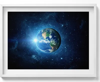 Produktbild von NASA - Erde, Galaxie und Sonne– Wandbild mit Rahmen – Gerahmtes Bild  – Wanddekoration – 80x60 cm –  Weiß Rahmen