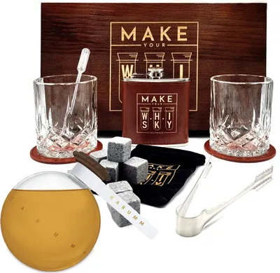 Produktbild von Kabumm Make Your Whisky Set - 0,7L (40% Vol) Vollmundiger Single Grain Whisky + Geschenkset in Holzbox mit 2x Tumbler + 2x Untersetzer + Flachmann + Zange + Pipette + 8x Eiswürfel Stein in Stoffbeutel- [Enthält Sulfite]