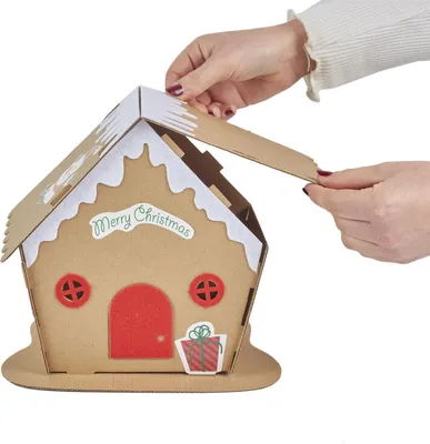 Productafbeelding van Maak je eigen kersthuisje – 30 x 30 x 28 cm – Inclusief stickers en stiften – DIY kerstdecoratie – Bruin