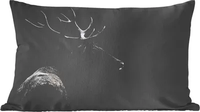 Produktbild von MuchoWow® Zierkissen Sofakissen Wohnzimmer Dekokissen 50x30 cm Hirsch - Schwarz - Porträt - Geweih - Tiere - Wohnzimmerdekoration - Polster mit Photo