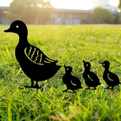 Imagen del producto de Figuras decorativas de metal con forma de patos, juego de 4 piezas, resistentes a la intemperie, para jardín y terraza