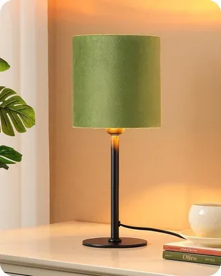 Image de Lampe de chevet LED moderne avec pied en métal noir et abat-jour en velours vert - Lampe de table pour salon, chambre à coucher et bureau