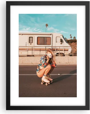 Produktbild von Gerahmtes Poster - Schwarzer Rahmen - Reise Frau Rollschuhe - 30x40 cm - Wand Bild - Wanddeko - Wandbilder - Kunstposter - Wandposter - Bilderrahmen - Bilder - Kunstdruck - P2BPA30x40-5079