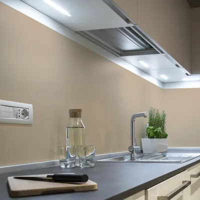 Produktbild von Dekorative Vinyl-Klebefolie auf Meterware – Waschbarer, wasserfester Aufkleber für Wände, Küchen und Möbel – 60 cm x 50 m – Taupe