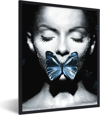 Produktbild von MuchoWow® Gerahmtes Poster Frau - Schmetterling - Blau 60x80 cm - Poster mit Schwarzem Bilderrahmen Wandposter Rahmen Foto Bilder - Premium - Wanddeko Wohnzimmer