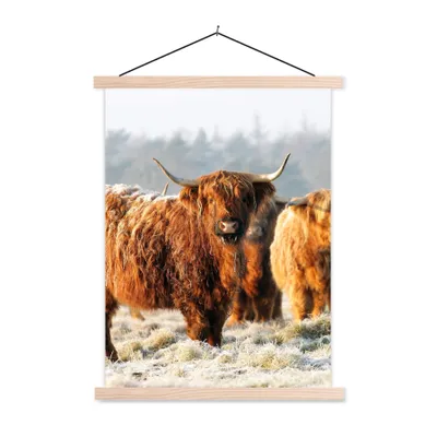 Produktbild von MuchoWow® Textilposter Schottische Highlander - Schnee - Wald 40x53 cm mit holzfarbenen Rahmen - Schlafzimmer