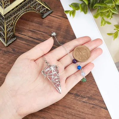 Produktbild von 7 Chakra Reiki Sechseckiger Edelstein Rosenquarz Kristall Pendel - Chakra Reiki Heilungsanhänger - Silbernes Medaillon für Wahrsagerei - Scrying Healing